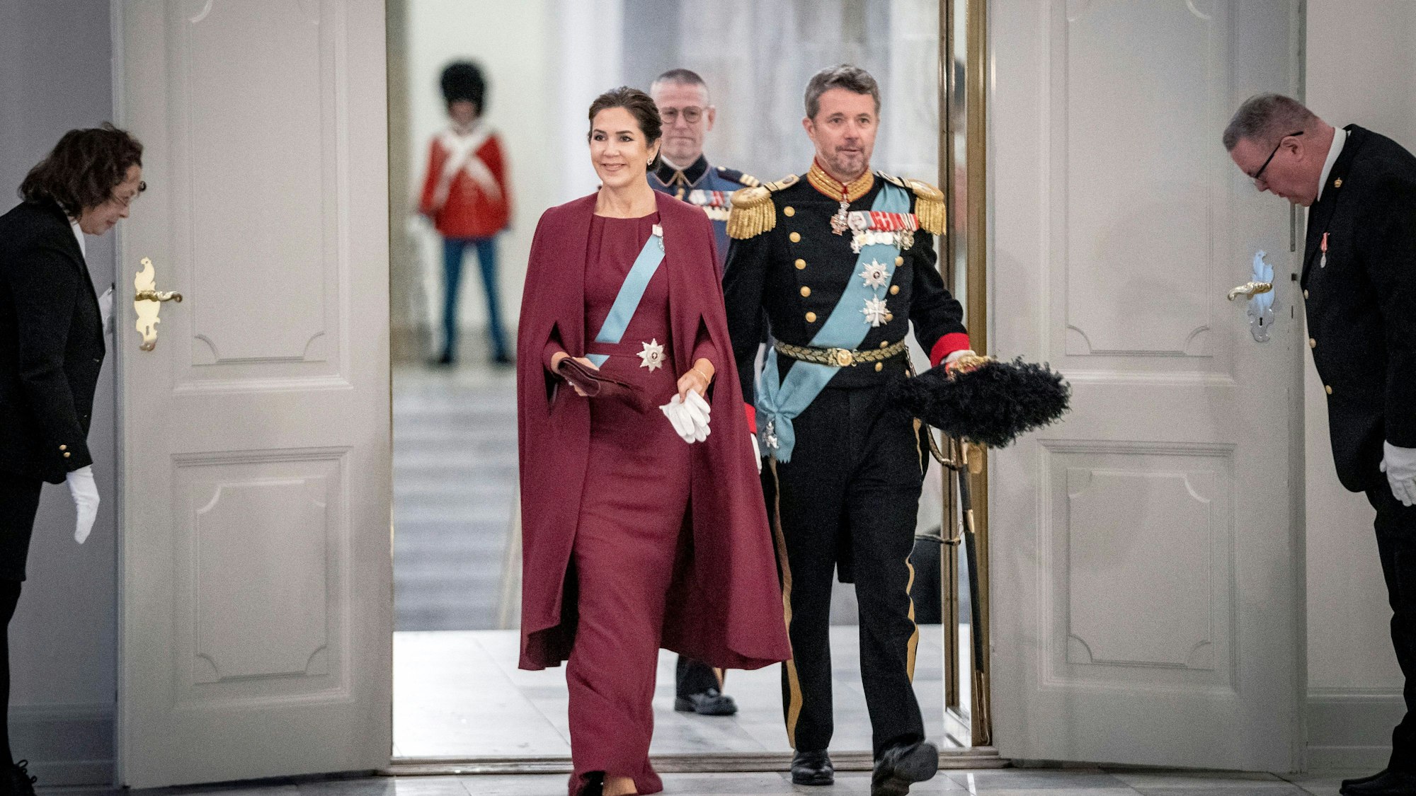 Kronprinzessin Mary und Kronprinz Frederik von Dänemark kommen zum Neujahrsempfang für Offiziere der norwegischen Streitkräfte und der nationalen Katastrophenschutzbehörde im Schloss Christiansborg an.