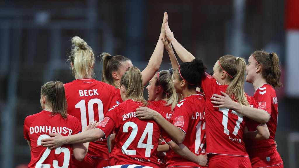 Die Frauen des 1. FC Köln bejubeln einen Treffer beim 4:0-Sieg gegen den MSV Duisburg (31. März 2023).