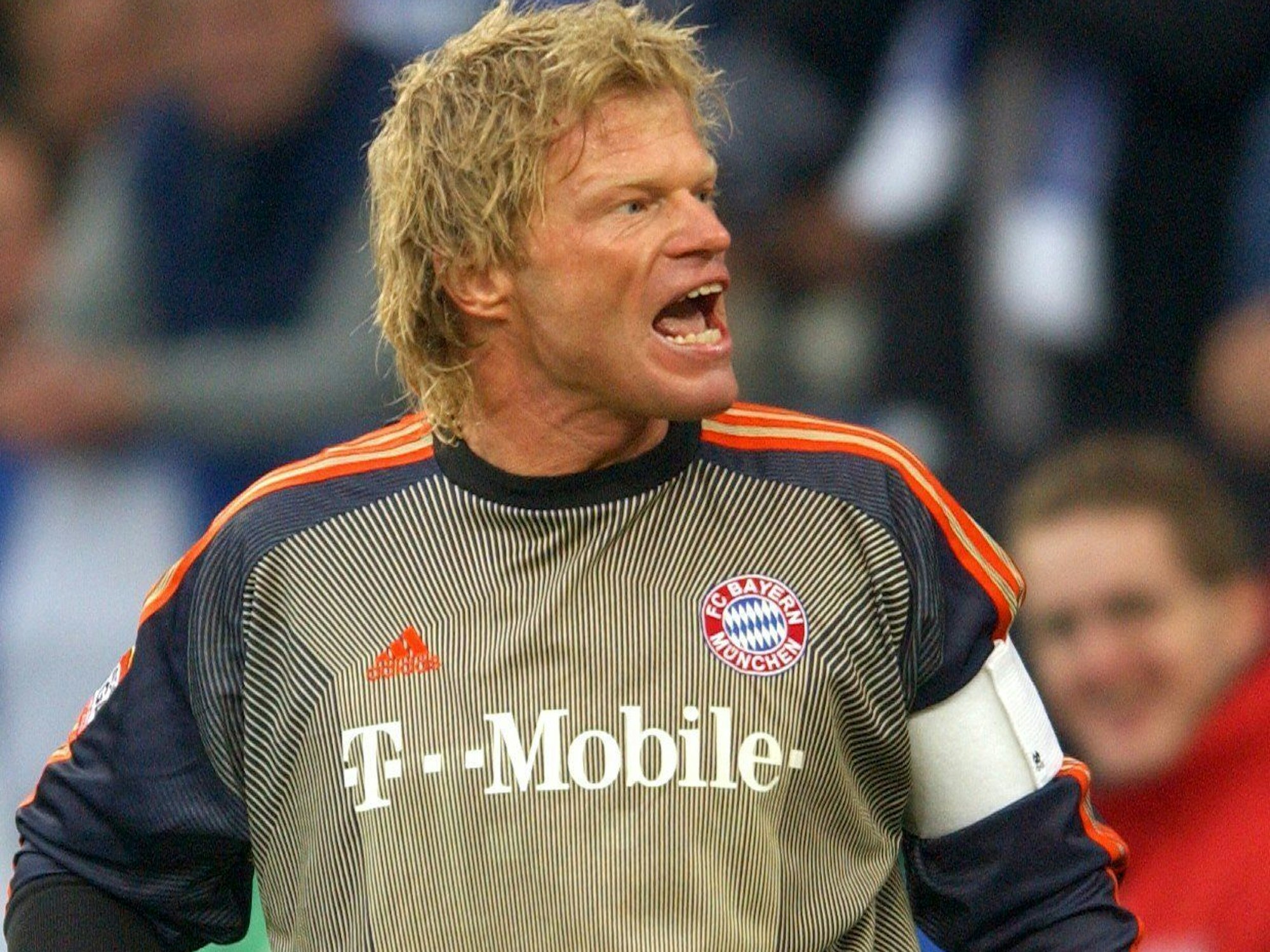 Oliver Kahn schreit nach der Elfmeterentscheidung für Schalke in Richtung Linienrichter.