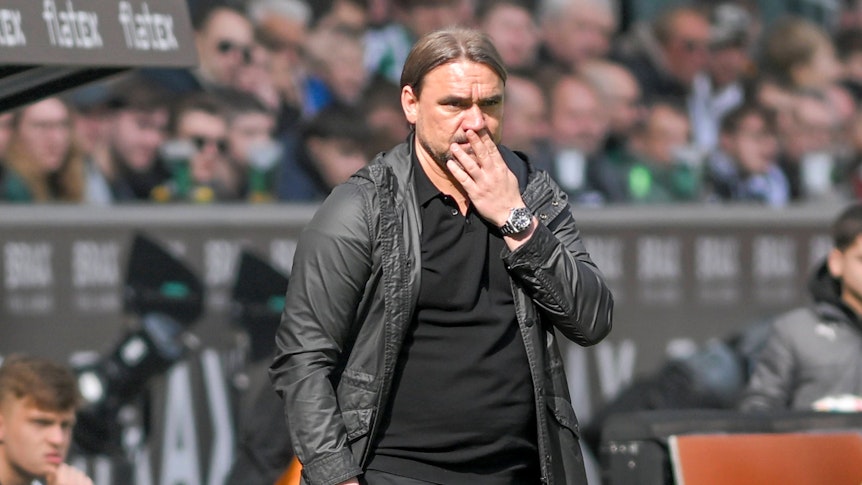 Daniel Farke ist seit Sommer 2022 Trainer bei Borussia Mönchengladbach. Das Foto zeigt ihn beim Gladbach-Heimspiel gegen den VfL Wolfsburg am 9. April 2023.