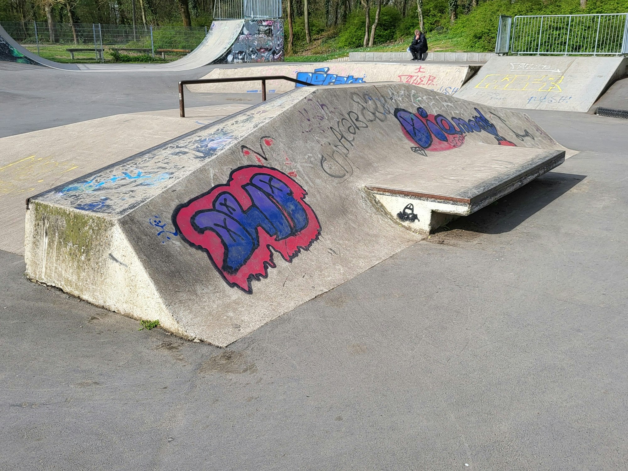 Die Pyramide am Skatepark Troisdorf kann auch über eine Bank mit integrierter Ledge angefahren werden.