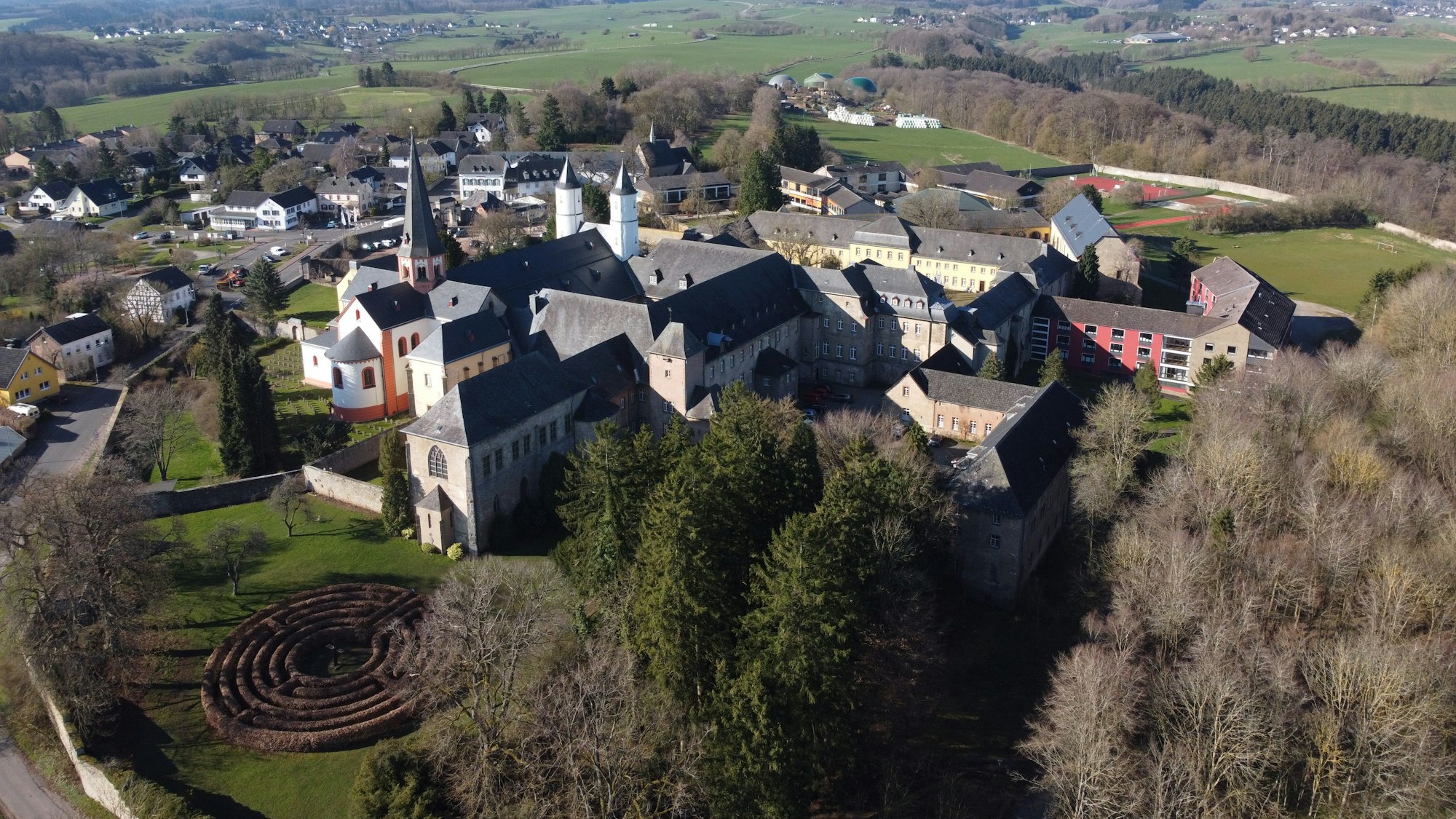 Es ist das Kloster Steinfeld von oben zu sehen.