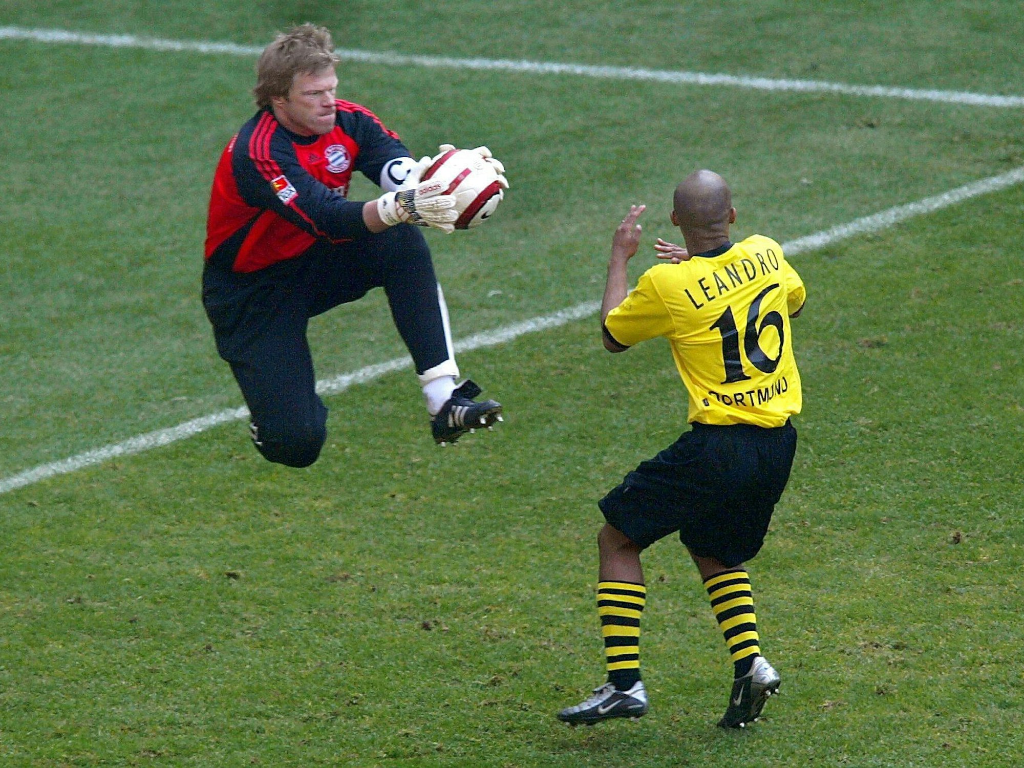Oliver Kahn vom FC Bayern München fängt den Ball vor dem Dortmunder Leandro.