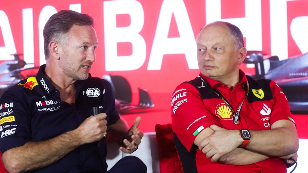 Red Bulls Teamchef Christian Horner (l.) und der neue Ferrari-Boss Frederic Vasseur sprechen in Bahrain vor dem ersten Saisonrennen der Formel 1 auf einer Pressekonferenz.