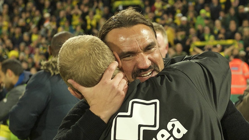 Herzliche Umarmung zwischen Daniel Farke (r.), damals noch Trainer von Norwich City, und seinem Goalgetter Teemu Pukki. Seit Sommer 2022 ist Farke Trainer von Borussia Mönchengladbach.