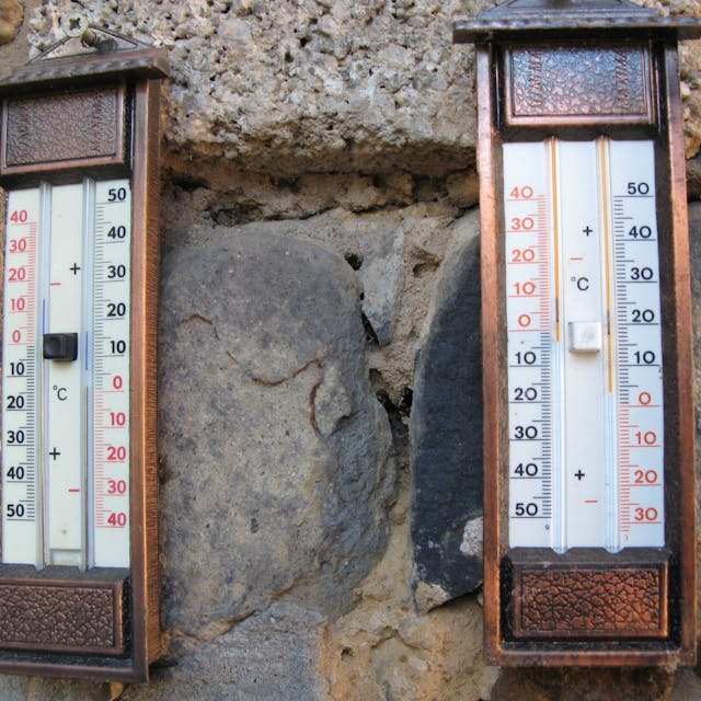 An seinen Mini-Max-Thermometern liest Josef Bette die höchste und die niedrigste Temperatur des Tages ab