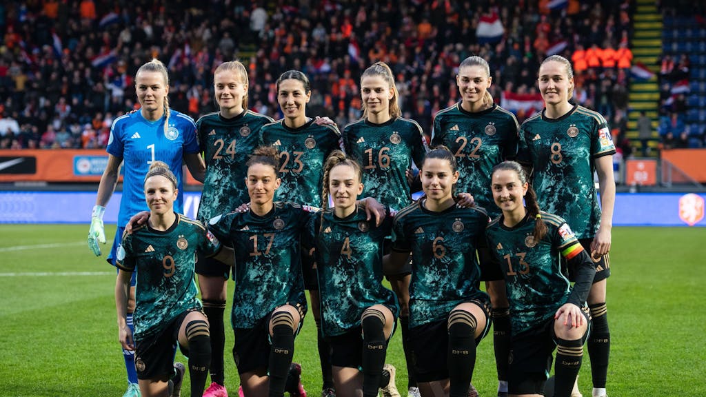 Die deutsche Frauenfußball-Nationalmannschaft posiert vor dem Testspiel in den Niederlanden für das Teamfoto.