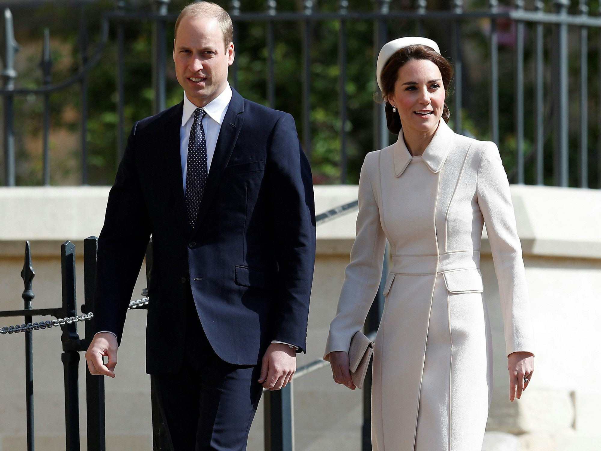 Prinzessin Kate mit Prinz William auf dem Weg in die Kirche.
