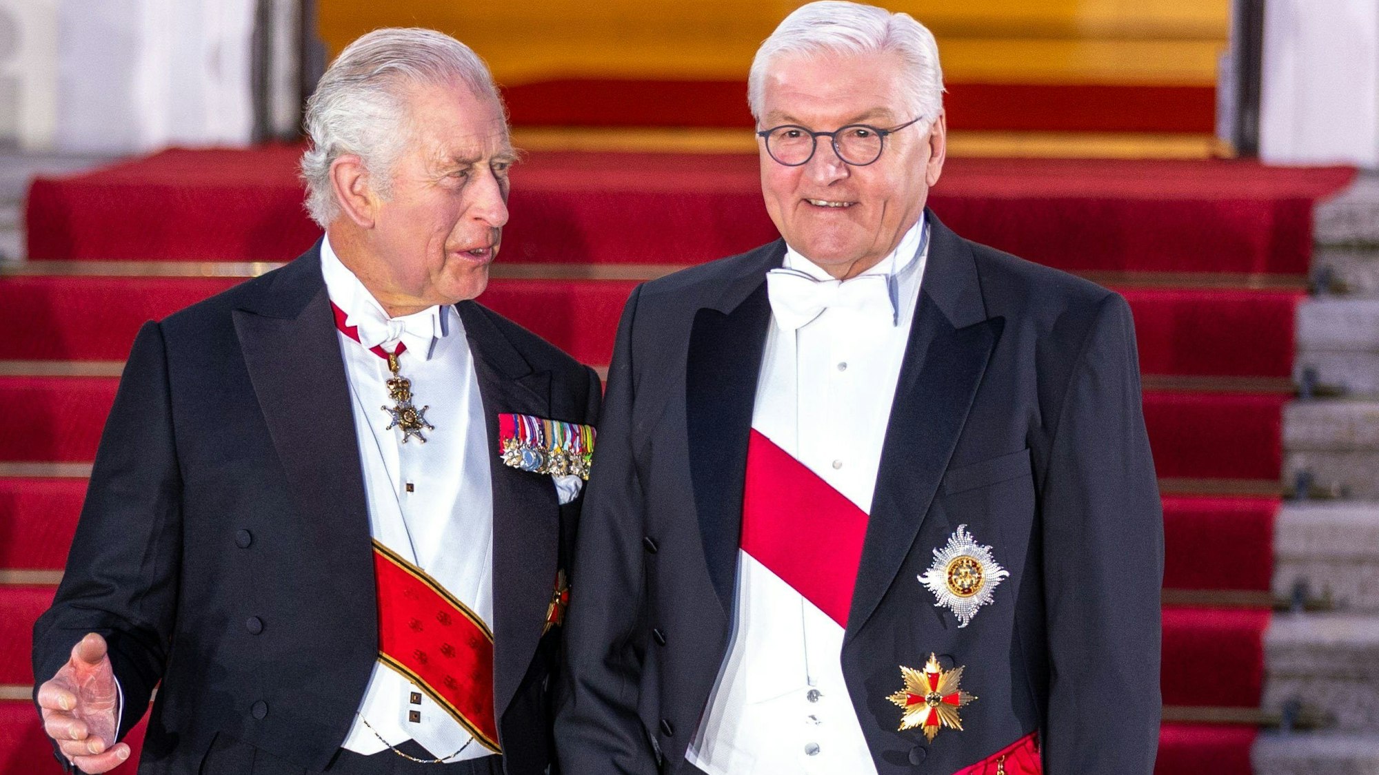 König Charles III. (l) und Bundespräsident Frank-Walter Steinmeier stehen vor Beginn des Staatsbanketts vor dem Schloss Bellevue. Steinmeier wird an der Krönung von Charles III. am 6. Mai 2023 in London teilnehmen. Das teilten das Bundespräsidialamt und die deutsche Botschaft in London am 11.04.2023 mit.