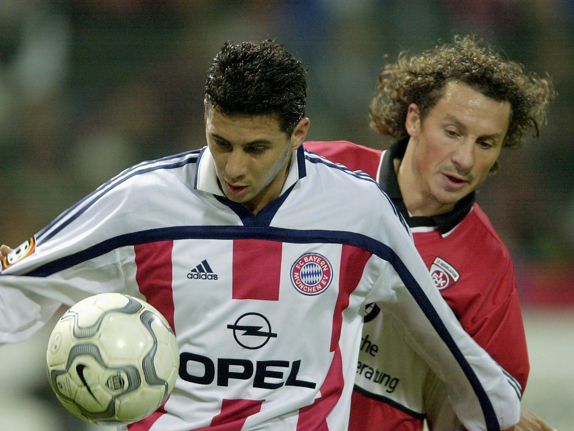 Der Kaiserslauterer Harry Koch (r.) und der Münchener Claudio Pizarro kämpfen um den Ball.