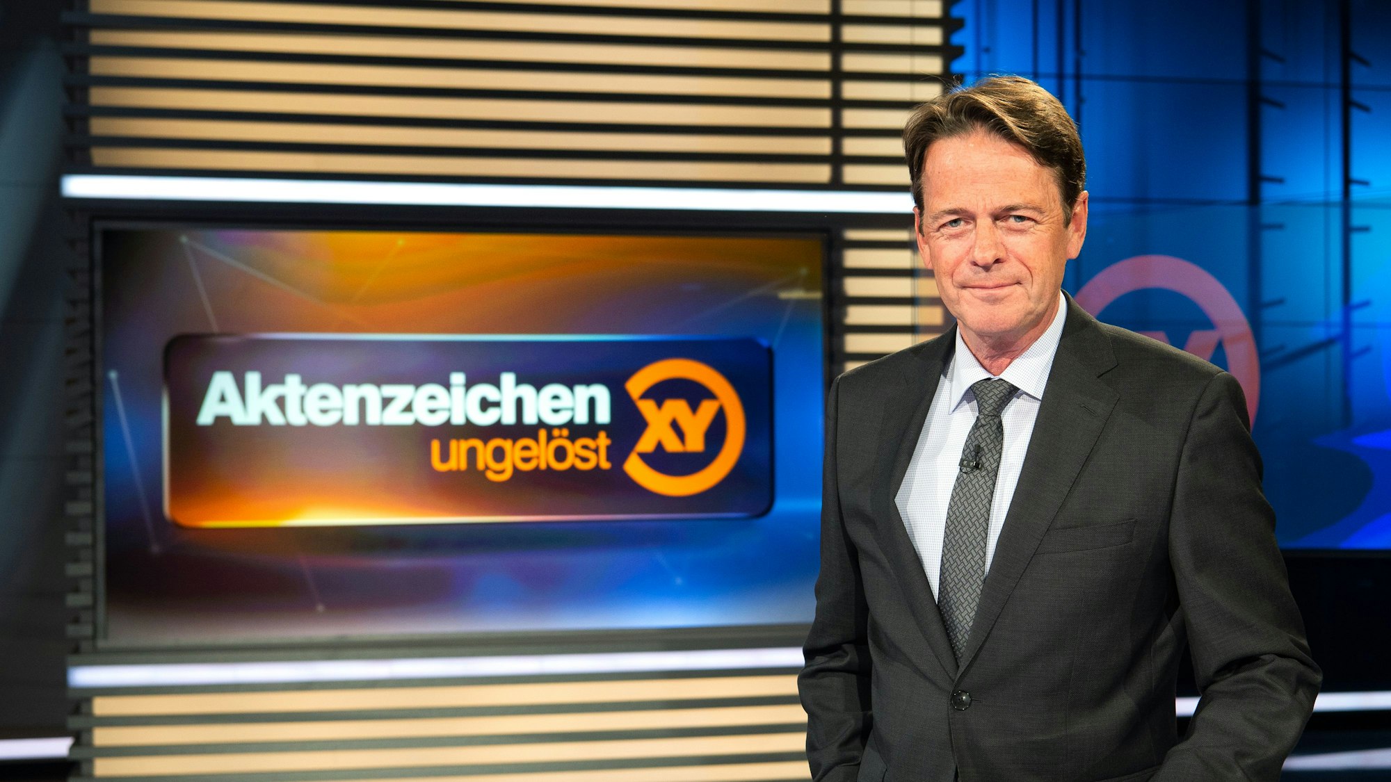 ZDF-Moderator Rudi Cerne im Studio der Sendung «Aktenzeichen XY ... ungelöst». Die ZDF-Fahndungssendung hat am 05.06.2019 die stärkste Einschaltquote in der Primetime erreicht. (zu dpa "Die Quoten: «Aktenzeichen XY» macht das Rennen") +++ dpa-Bildfunk +++