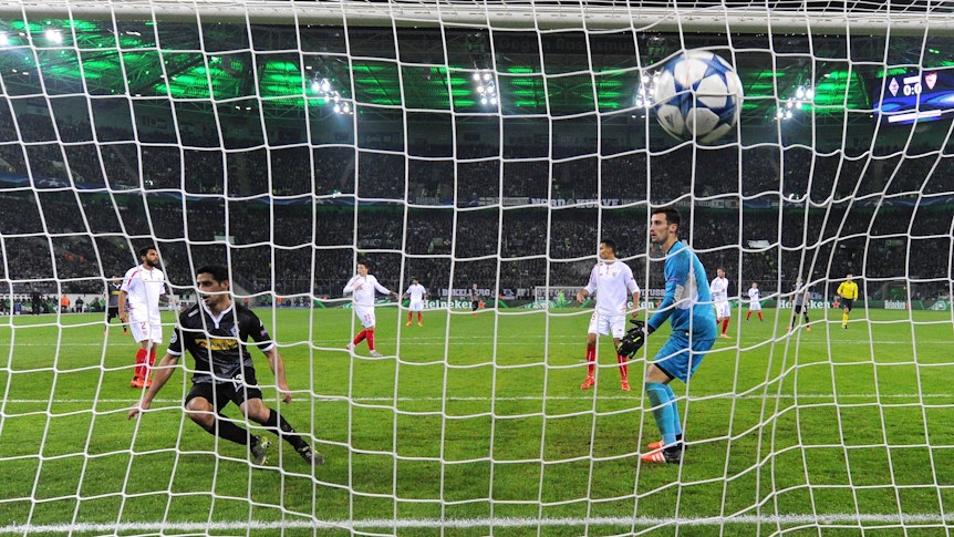 Lars Stindl bringt den Ball über die Linie! Das Foto zeigt das Tor zum 4:1 beim Champions-League-Spiel von Borussia Mönchengladbach gegen den FC Sevilla am 25. November 2015.