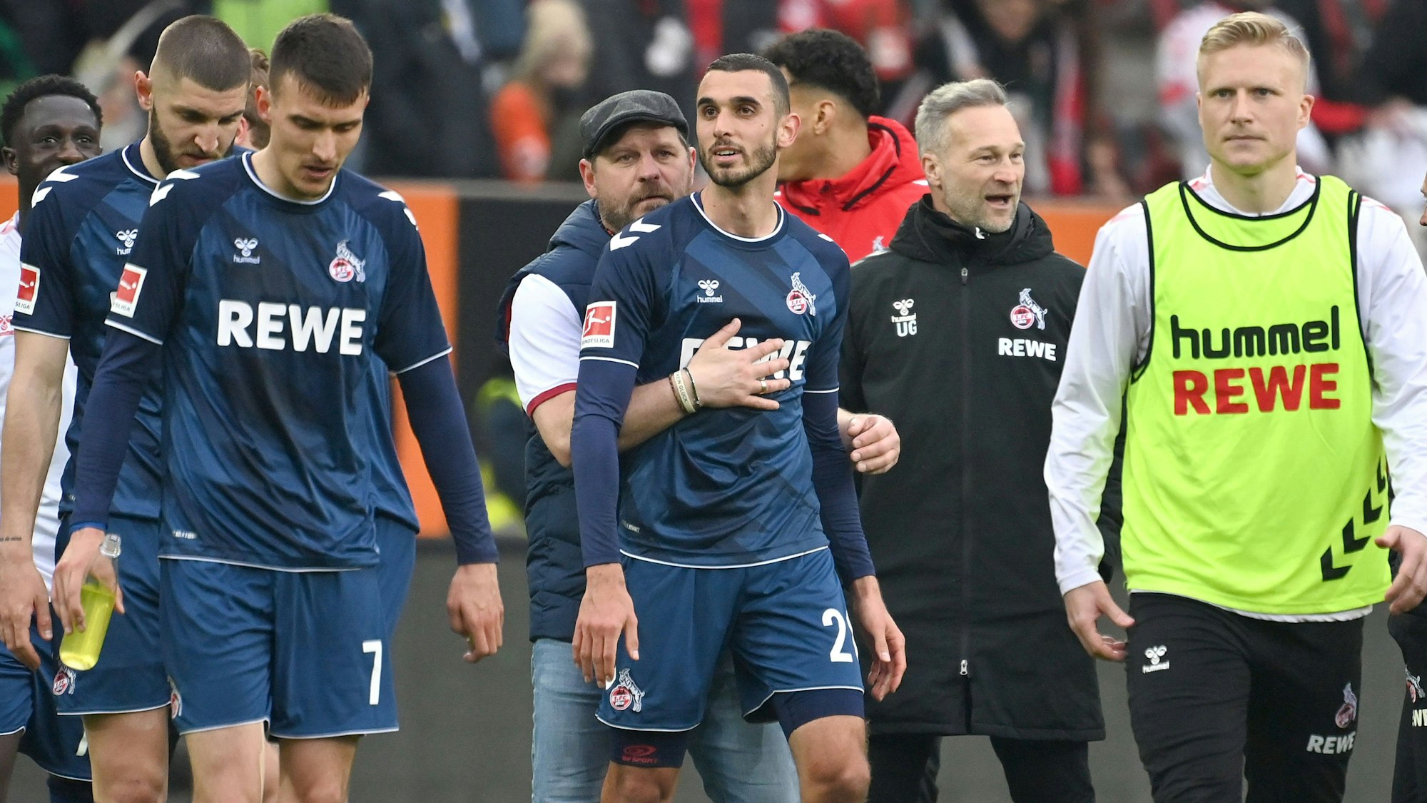 Steffen Baumgart umarmt Ellyes Skhiri (M.) nach dem 3:1-Sieg des 1. FC Köln beim FC Augsburg am 8. April 2023.
