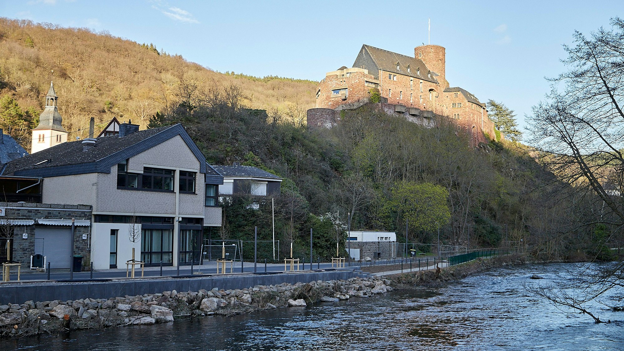 Das neue Rathaus Verwaltungssitz am Seerandweg mit neuem Seerandufer.