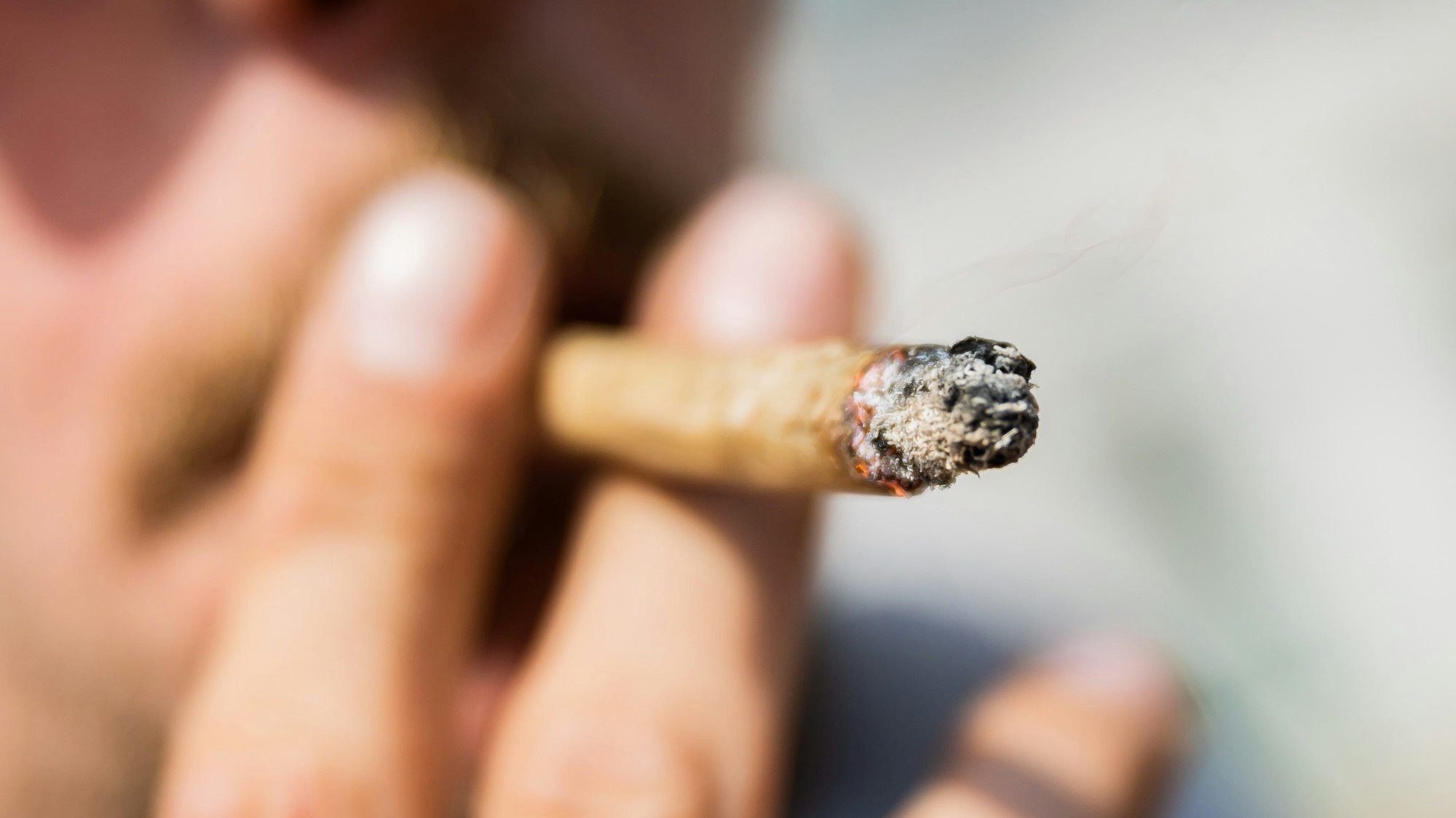 Ein Mann raucht bei der Auftaktkundgebung einer Demonstration für eine zügige Legalisierung von Cannabis, dem «Global Marijuana March 2022», am Brandenburger Tor einen Joint mit Medizinalcannabis.
