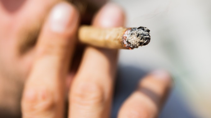 Ein Mann raucht bei der Auftaktkundgebung einer Demonstration für eine zügige Legalisierung von Cannabis, dem «Global Marijuana March 2022», am Brandenburger Tor einen Joint mit Medizinalcannabis.&nbsp;