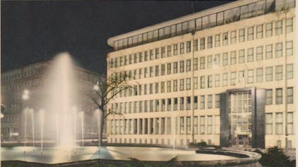 Ein Archivbild des Allianz-Gebäudes am Kaiser-Wilhelm-Ring mit Brunnen im Vordergrund.