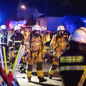 Das Bild zeigt Feuerwehrleute aus der Stadt Mechernich bei einem Brandeinsatz.