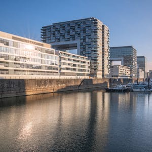 Panoramabild von modernen Gebäuden im Kölner Rheinauhafen.
