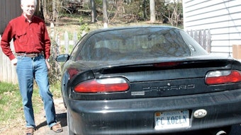 Das Heck eines schwarzen Autos, auf dem Kennzeichen steht FC KOELN.