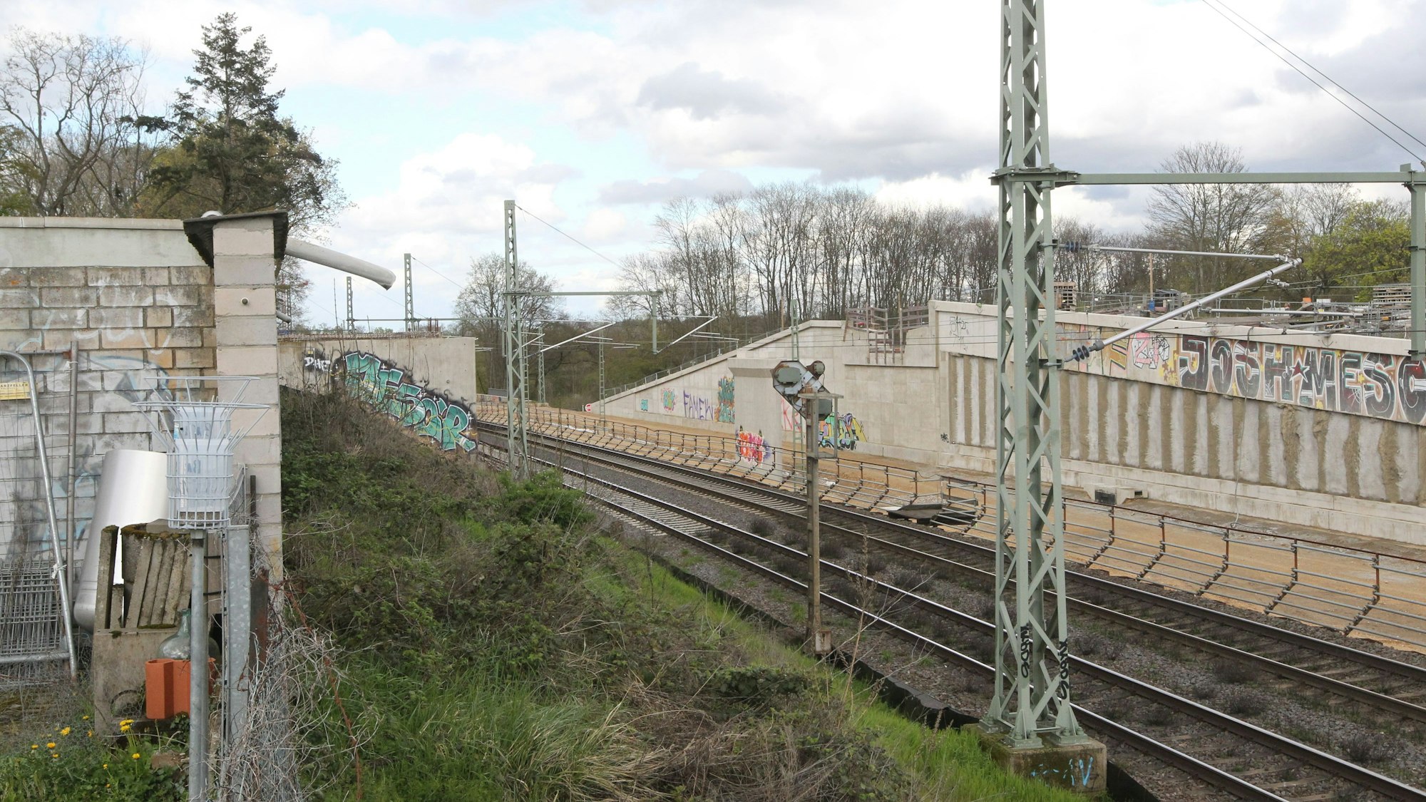 Die Widerlager der Brücke in Villich sind schon gut an der rechtsrheinischen Bahnstrecke zu erkennen. Fertig werden soll sie im Jahr 2026. Hinter der Mauer soll dann ab 2028 die S 13 fahren.