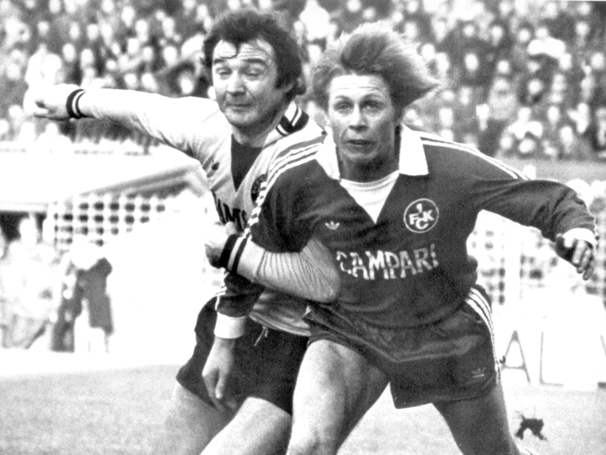 Dortmunds Stürmer Willie „Ente“ Lippens (l) aus den Niederlanden hält den Lauterer Gegenspieler Johannes Riedl fest.