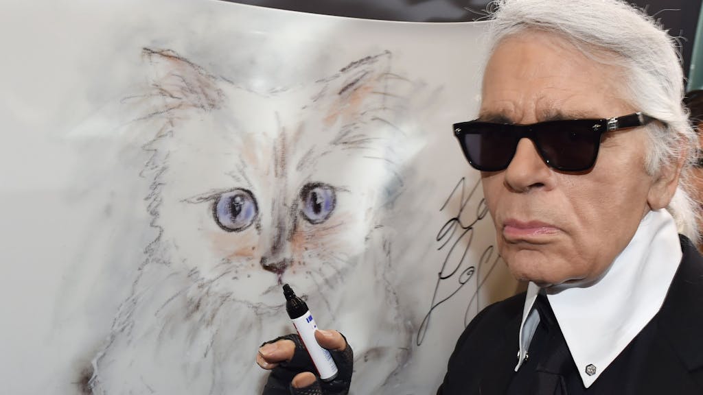 Der Mode-Designer Karl Lagerfeld und eine Zeichnung seiner Katze „Choupette“ für seinen Fotokalender in 2015.