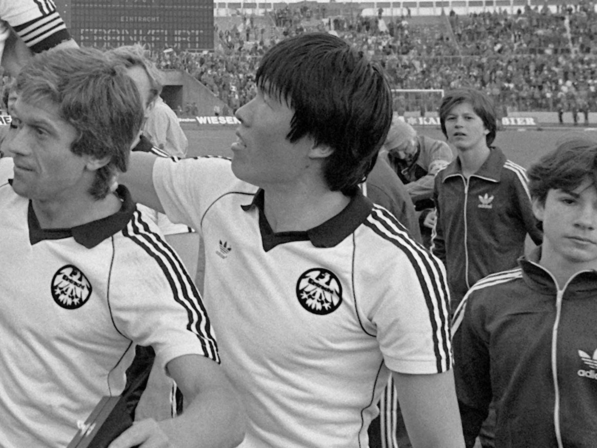 Bum-kun Cha und Werner Lorant im Trikot von Eintracht Frankfurt im Stuttgarter Neckarstadion.
