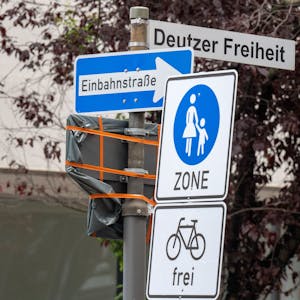 Verkehrsschild, das die Deutzer Freiheit als Fußgängerzone ausweist