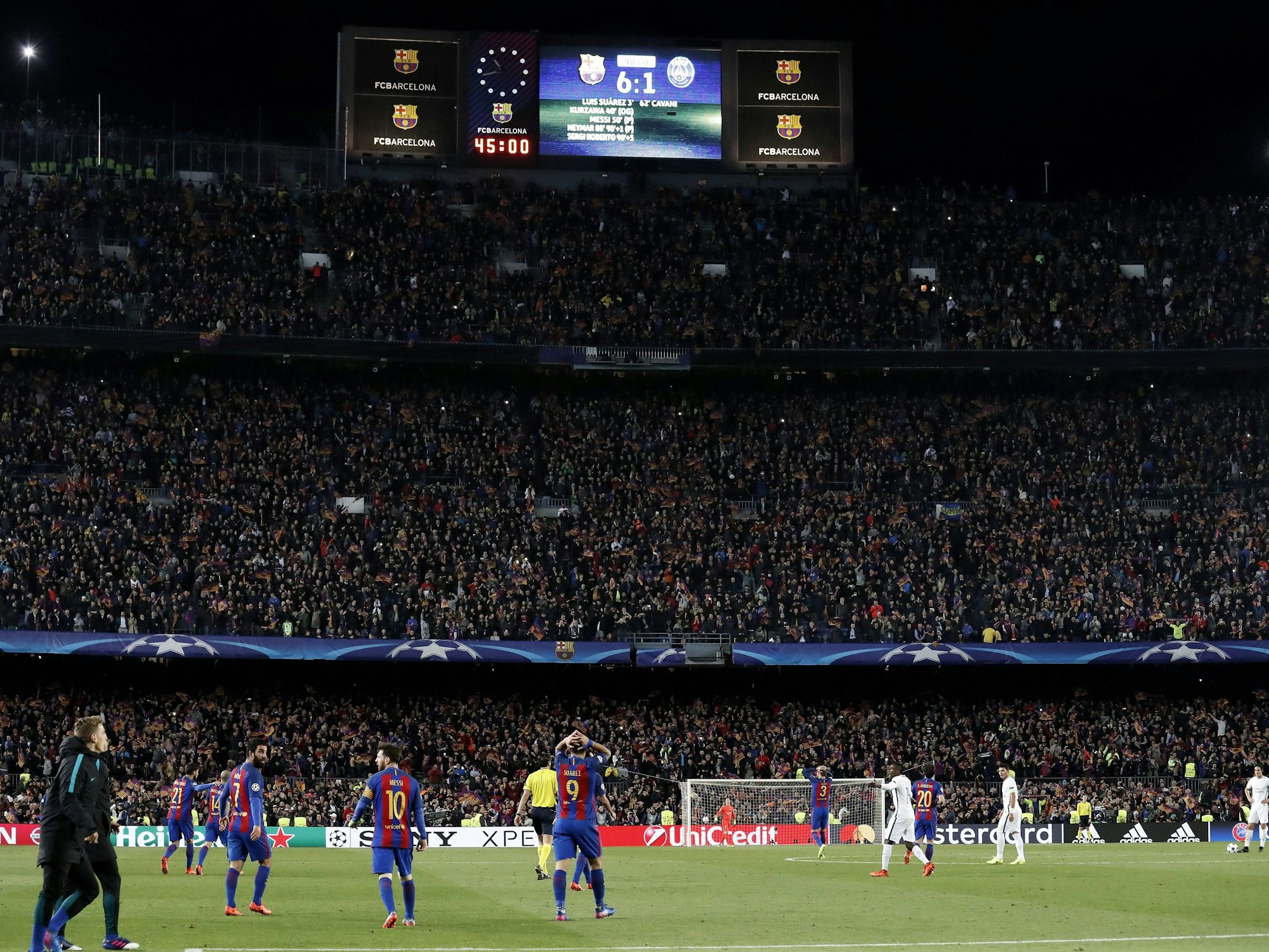 Die Spieler blicken nach dem Spiel ungläubig auf die Anzeigetafel im Camp Nou.