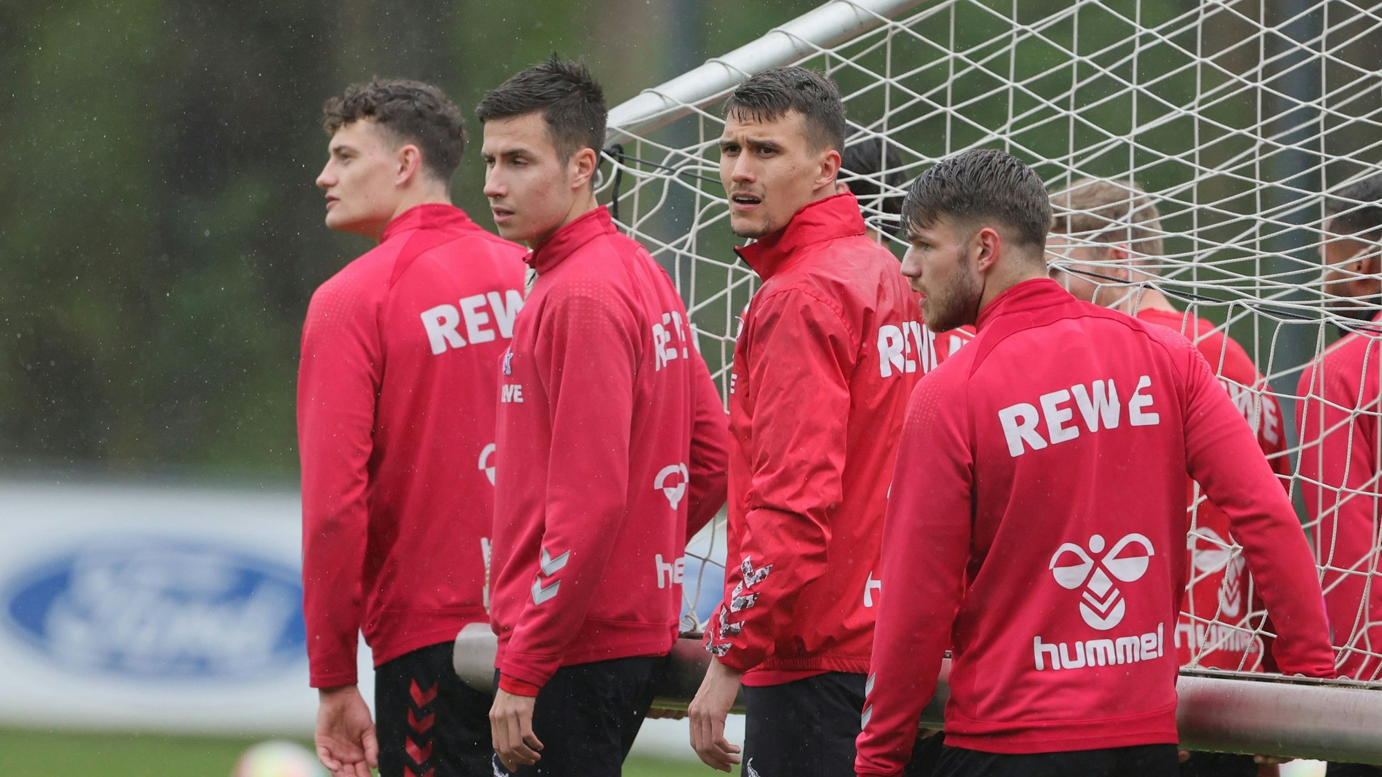 Eric Martel, Denis Huseinbasic, Dejan Ljubicic und Jan Thielmann tragen beim Training des 1. FC Köln ein Tor.