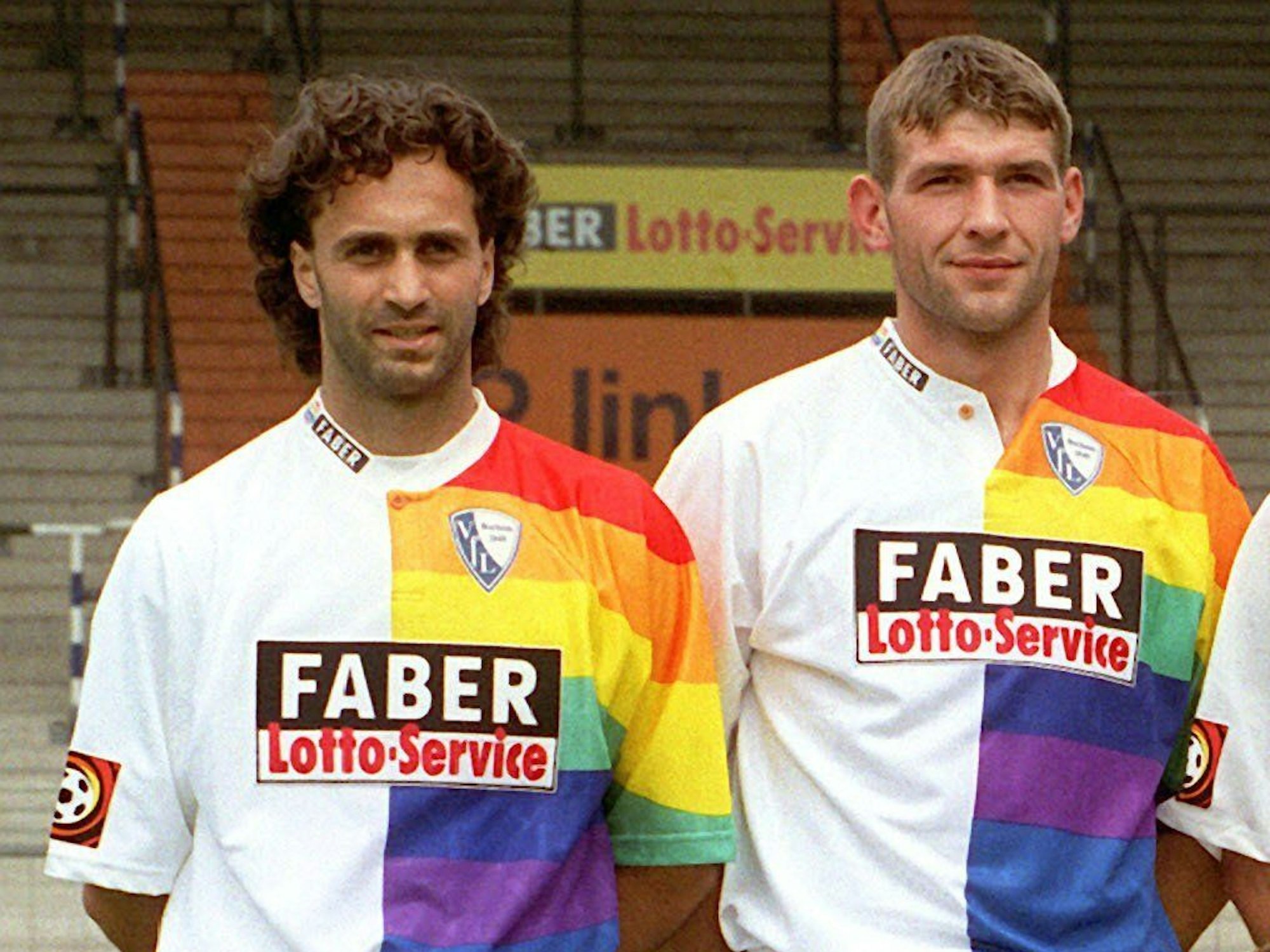 Die Bochumer Neuzugänge Maurizio Gaudino und Jacek Ratajczak stehen nebeneinander. Sie tragen das bunte VfL-Trikot: Es ist halbseitig weiß und halbseitig in Regenbogenfarben.