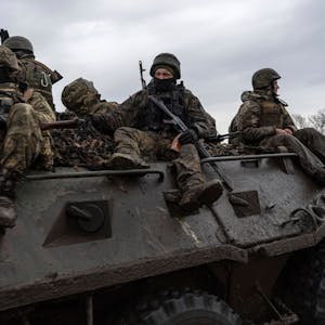 Wuhledar in der Ukraine: Ukrainische Soldaten fahren mit einem Schützenpanzer in Richtung Frontlinie. (Symbolbild)