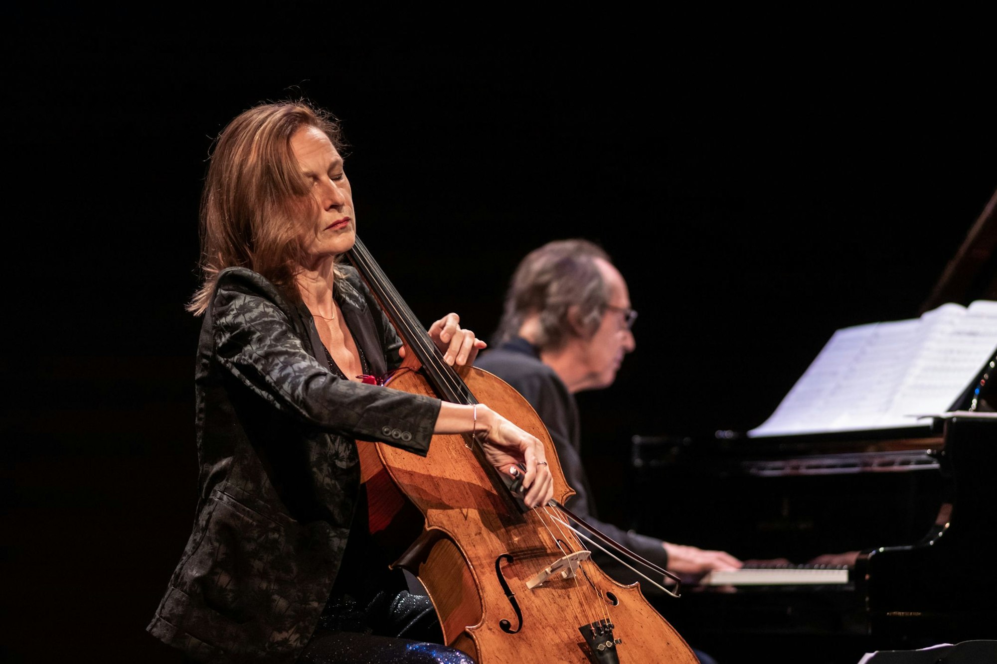 Anja Lechner spielt mit geschlossenen Augen Cello, François Couturier begleitet sie auf einem Flügel.