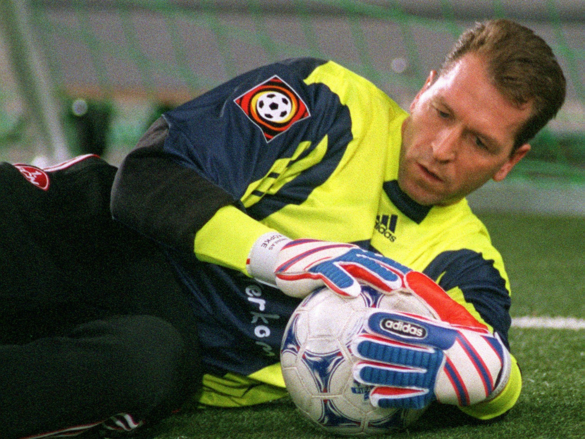 Andreas Köpke vom 1. FC Nürnberg hält in der Münchner Olympiahalle beim DFB-Hallen-Pokal 1999 einen Ball.