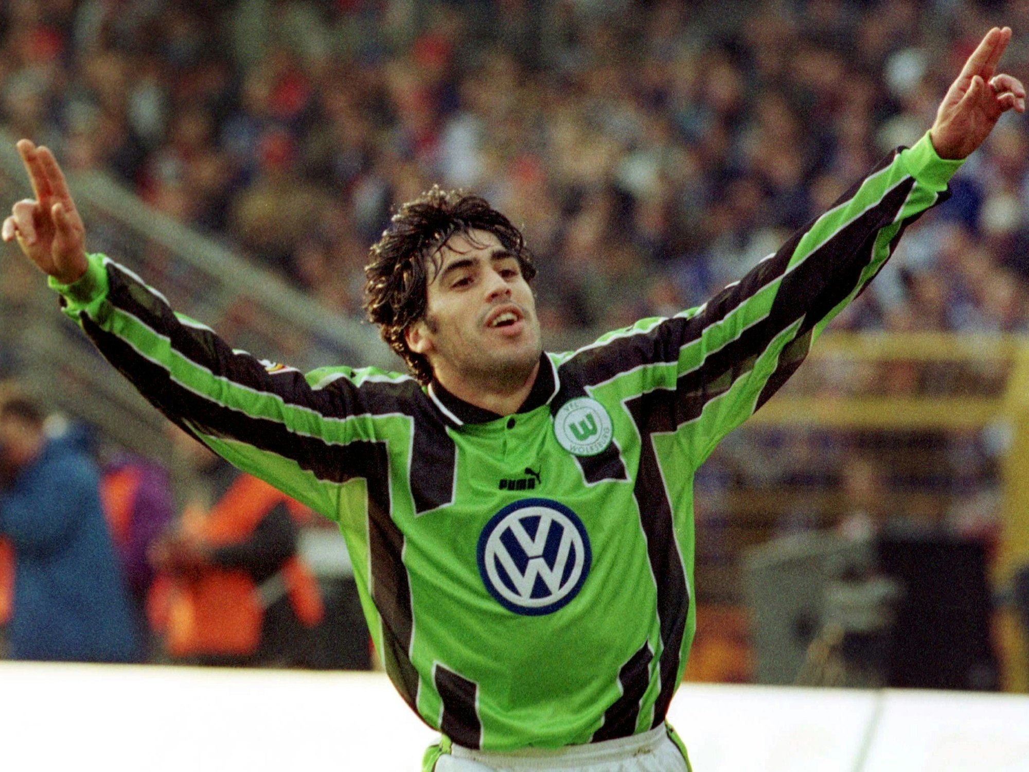 Der zweifache amerikanische Torschütze Claudio Reyna vom VfL Wolfsburg jubelt am Samstag (06.03.1999) in Wolfsburg mit ausgebreiteten Armen.