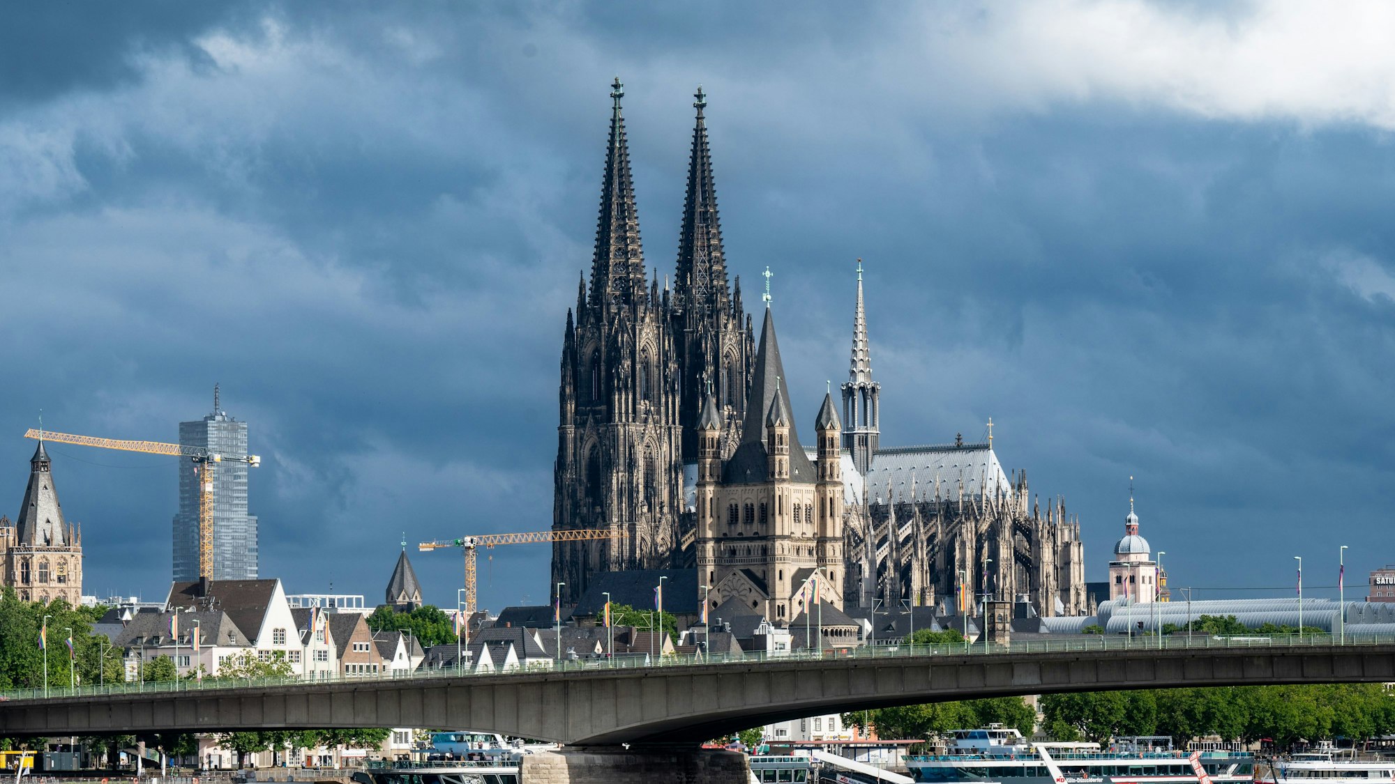 Dunkle Wolken über dem Kölner Dom.