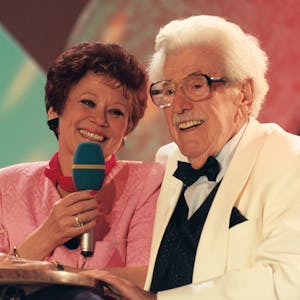 Willy Millowitsch und Lotti Krekel bei einem Fernsehauftritt.