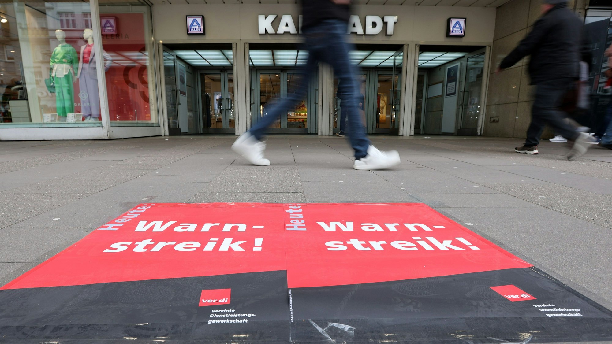 Plakate mit der Aufschrift „Warnstreik“ sind vor einem Galeria-Karstadt-Kaufhaus in der Osterstraße in Hamburg zu sehen. (Archivbild)