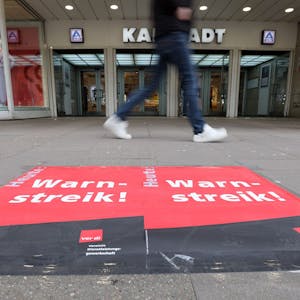 Plakate mit der Aufschrift "Warnstreik" sind vor einem Galeria-Karstadt-Kaufhaus in der Osterstraße in Hamburg zu sehen.