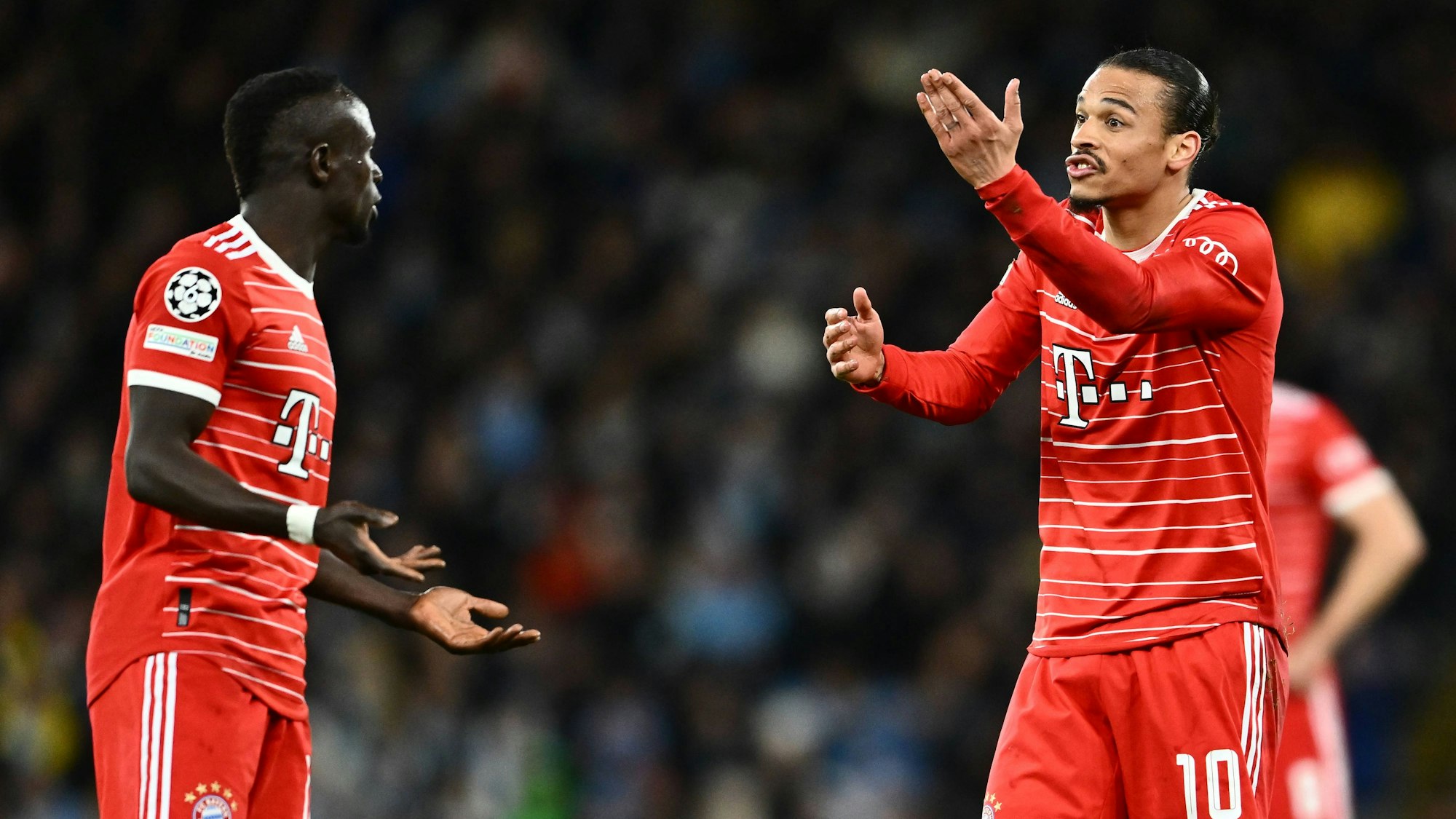 Auseinandersetzung im City-Spiel: Leroy Sané und Sadio Mane diskutieren auf dem Platz. Nach dem Spiel soll es in der Bayern-Kabine sogar zu einem Schlag des ehemaligen Liverpool-Stars gekommen sein.