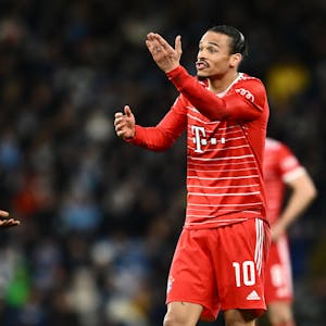 Auseinandersetzung im City-Spiel: Leroy Sané und Sadio Mane diskutieren auf dem Platz. Nach dem Spiel soll es in der Bayern-Kabine sogar zu einem Schlag des ehemaligen Liverpool-Stars gekommen sein.