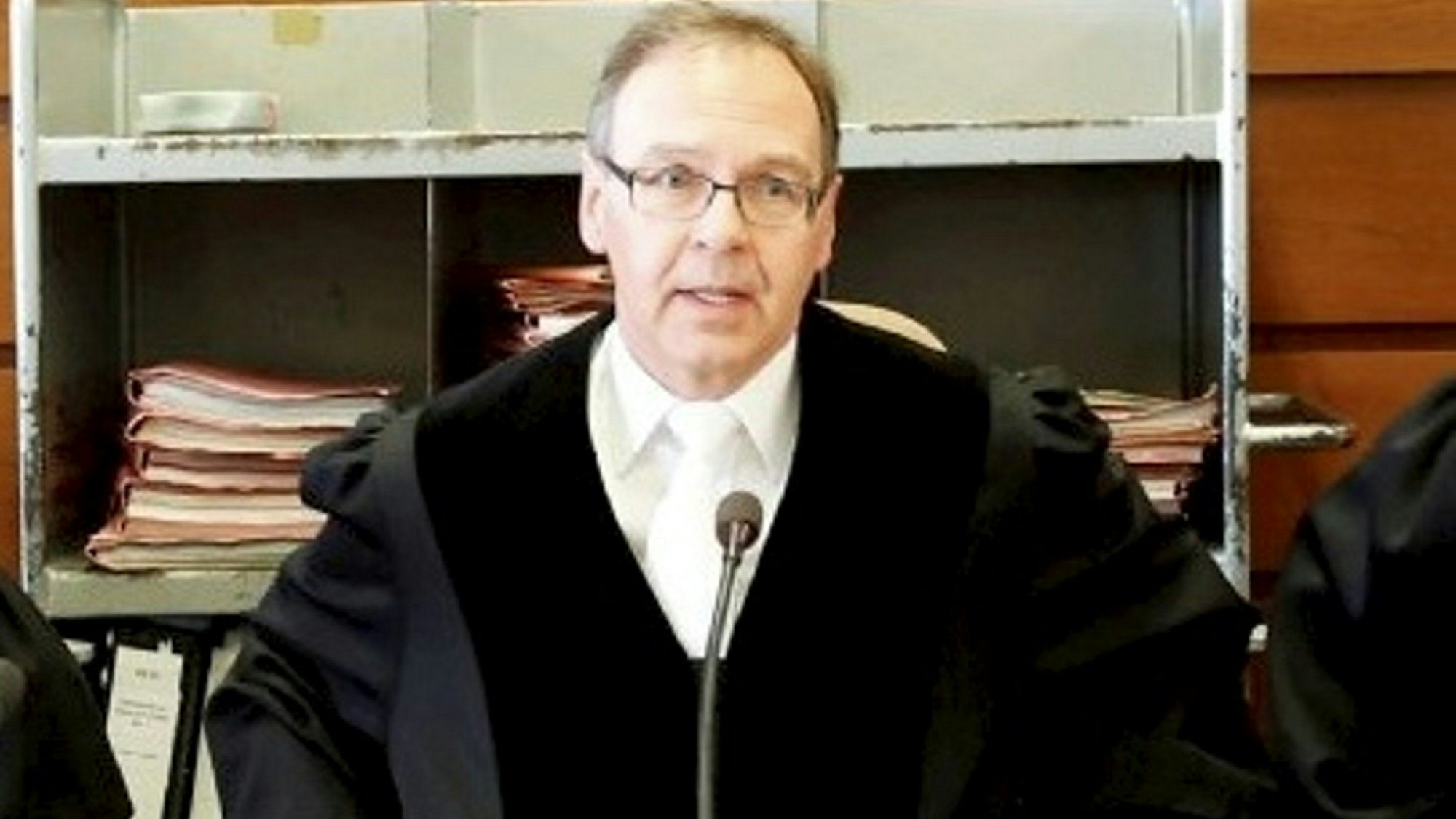 Im Prozess gegen Reemtsma-Entführer Thomas Drach wehrt sich der Vorsitzende Richter Jörg Michael Bern gegen die Entgleisungen von Rechtsanwalt Wolfgang Heer.