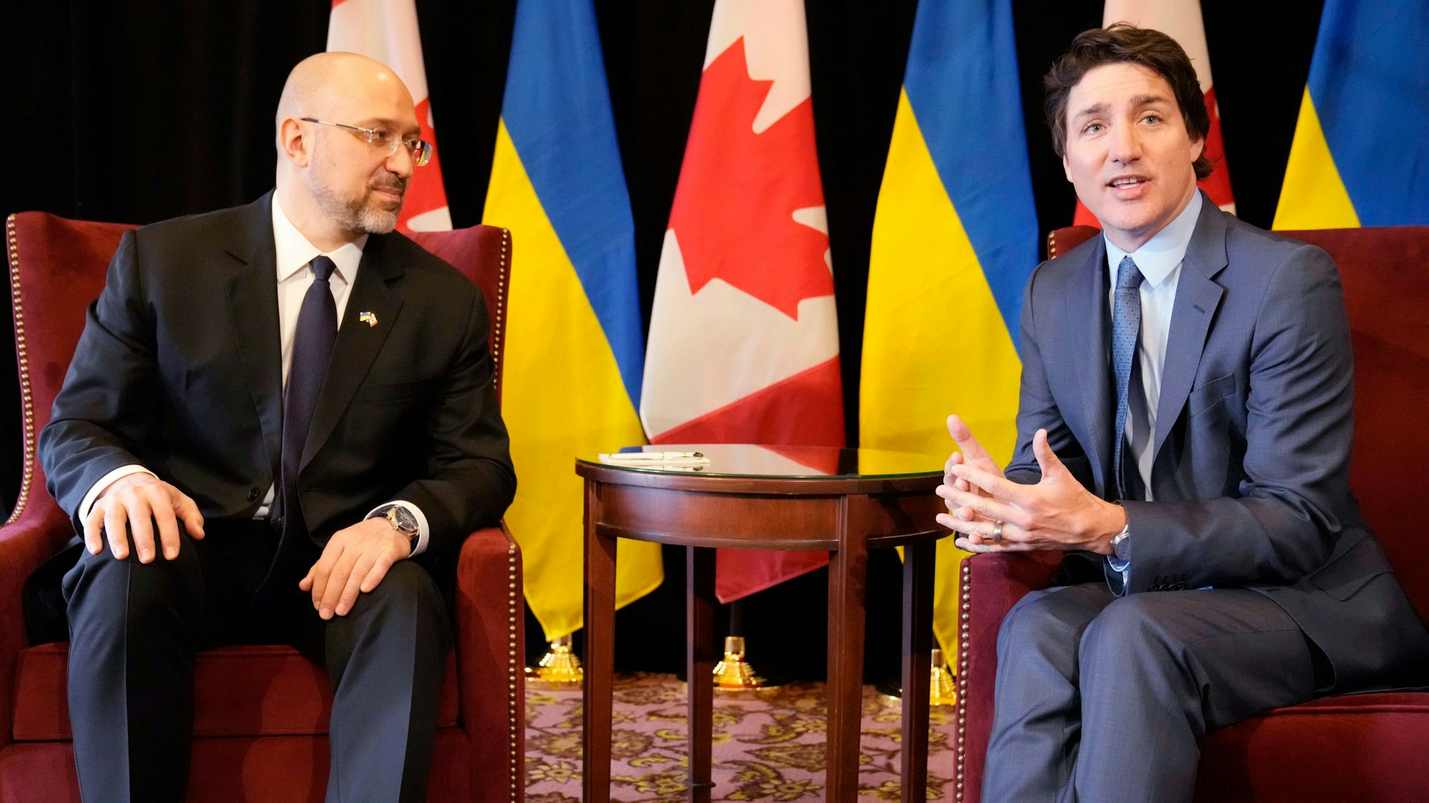 Denys Schmyhal (l), Ministerpräsident der Ukraine, und Justin Trudeau, Premierminister von Kanada, bei einem bilateralen Treffen in Toronto.