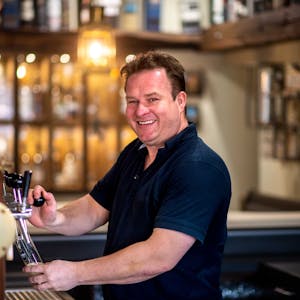 Stollen-Betreiber Michael Schepers zapft ein Bier
