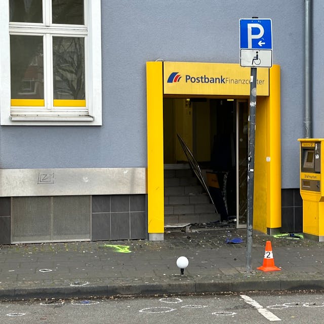 In Köln-Nippes haben Unbekannte in der Nacht auf Donnerstag (13. April) einen Geldautomaten gesprengt.