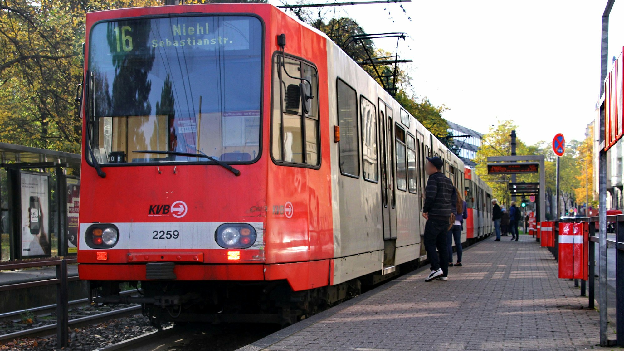 Die KVB-Linie 16 steht an der Haltestelle Ubierring.