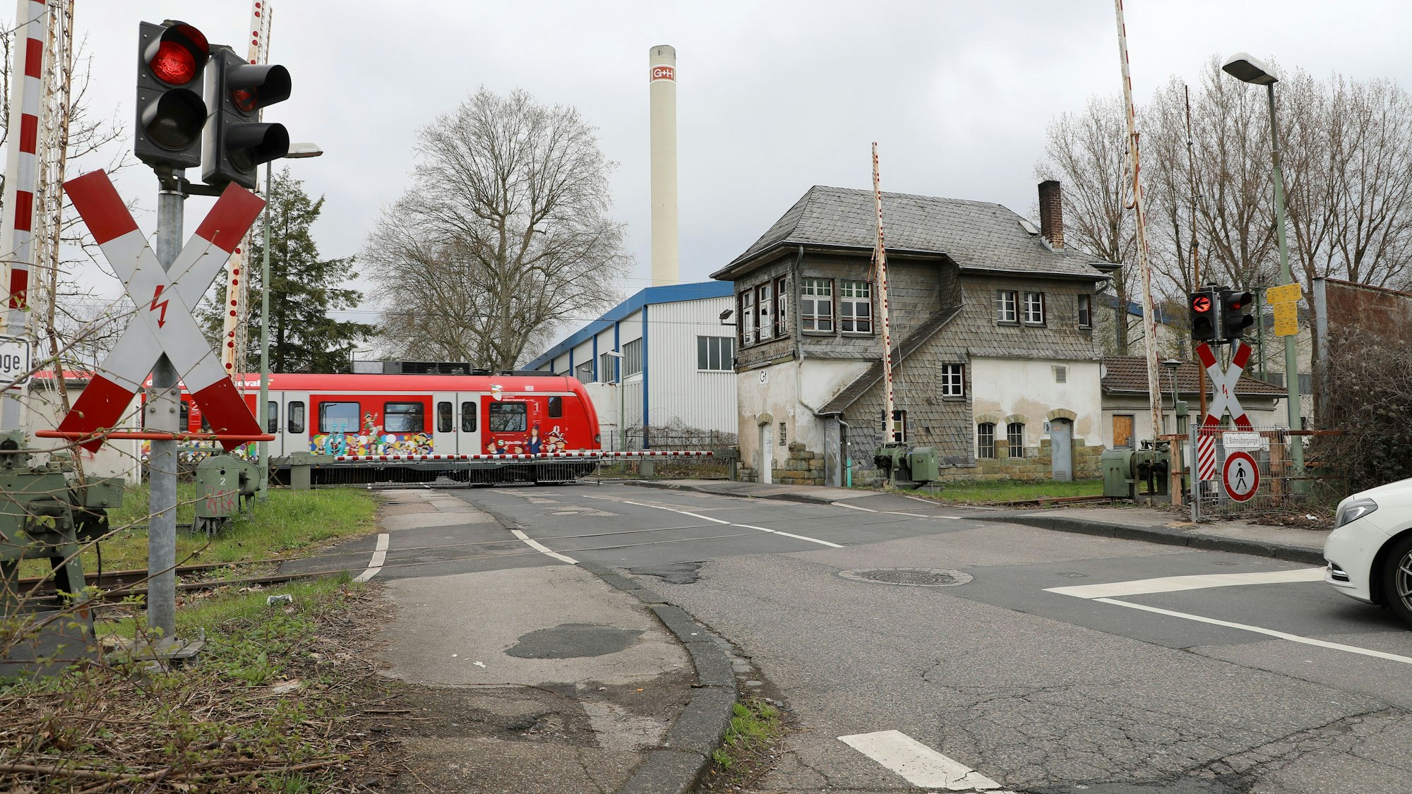 Das Foto zeigt den Bahnübergang Tannenbergstraße mit Stellwerk