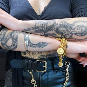 Tattoo-Künstlerin Myriam Black zeigt ihre tätowierten Unterarme.