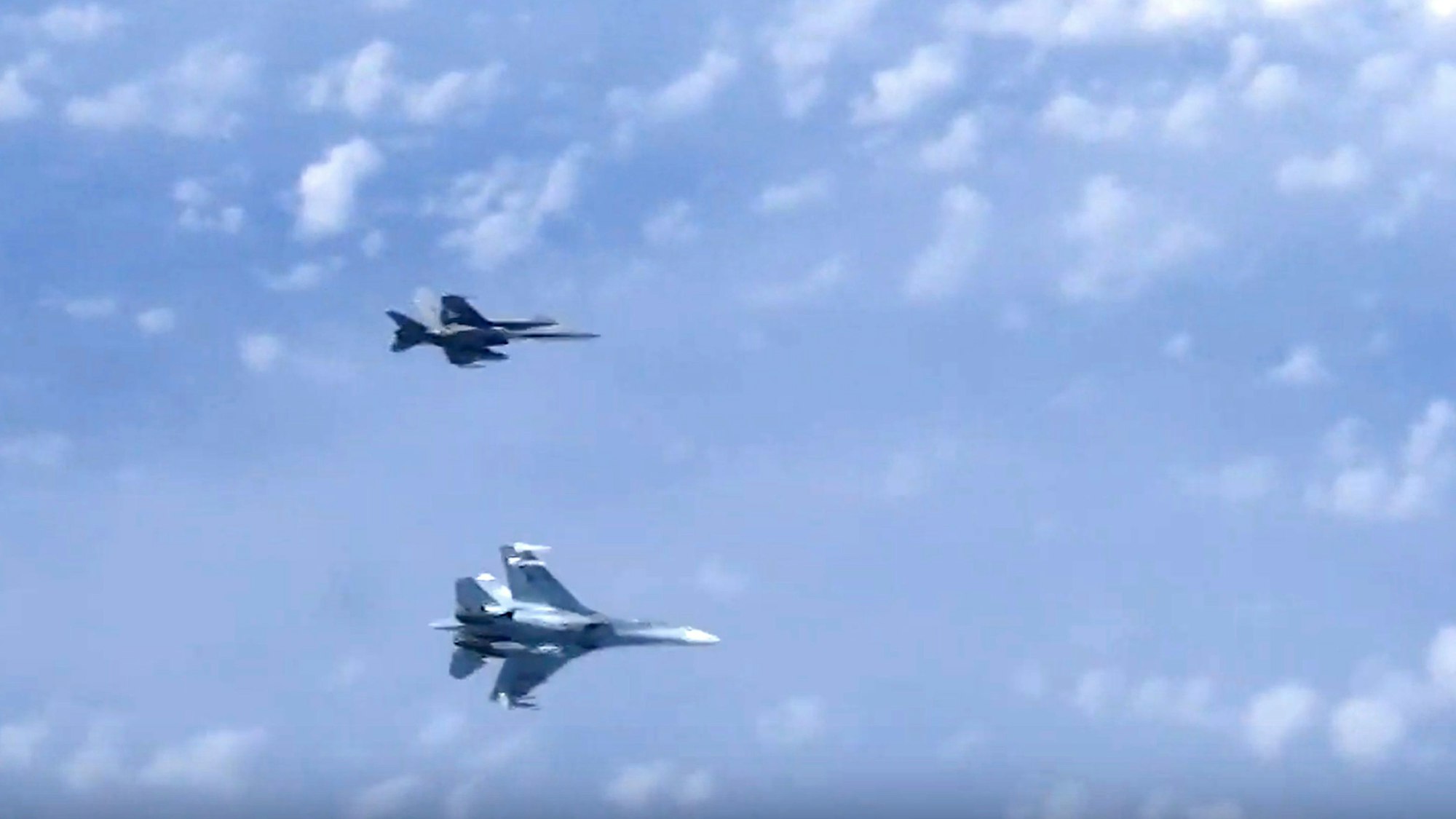 In diesem vom Pressedienst des Russischen Verteidigungsministerium entnommene Standbild vertreibt ein Suchoi-Jet des Typs Su-27 (unten) einen Nato-Kampfjet vom Typ F-18.
